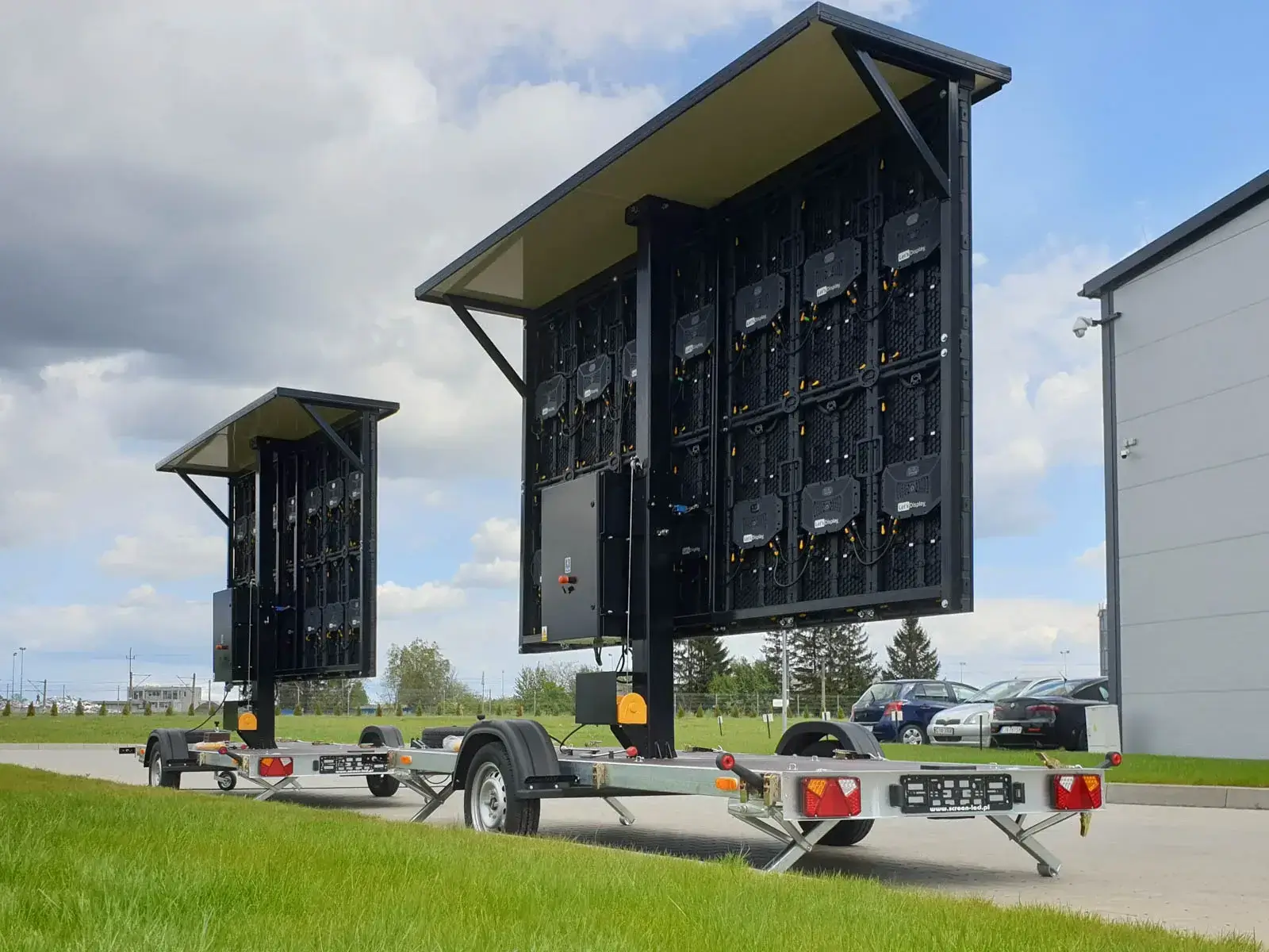 miniplatformled-small-led-screen-trailer-08-screen-led-com